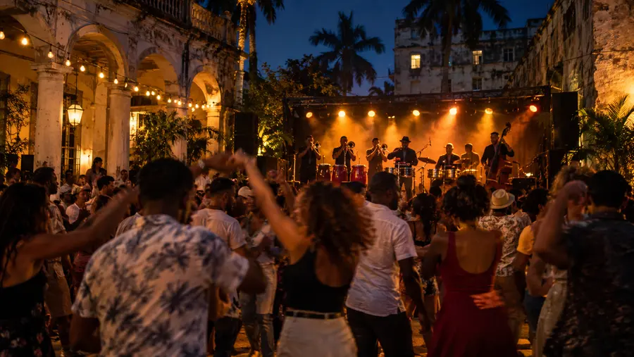 Orquesta de timba en concierto durante el Festival de la Salsa en La Habana